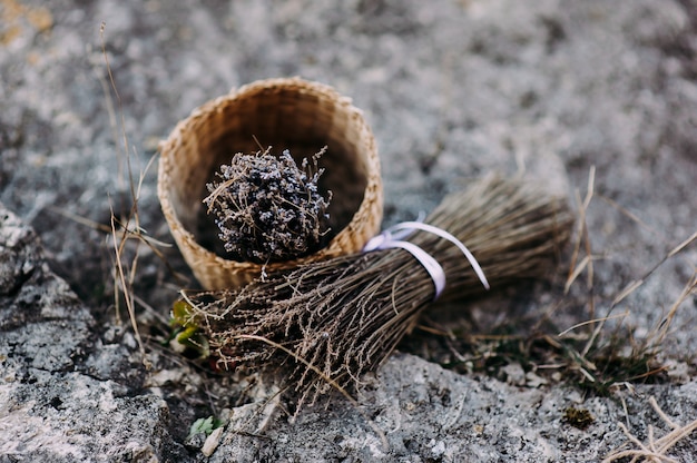 Haufen getrockneter Lavendel auf einem Stein