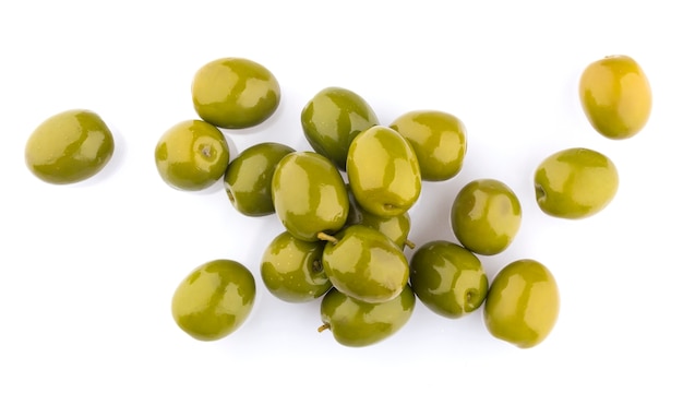 Haufen grüner Oliven isoliert auf weißer Oberfläche, Nahaufnahme. Draufsicht