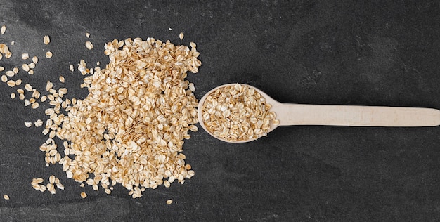 Haufen Haferflocken mit Holzlöffel