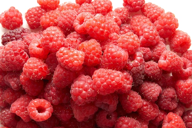 Haufen Himbeeren isoliert