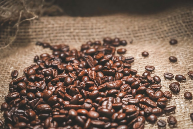 Haufen Kaffeebohnen auf Sackleinen