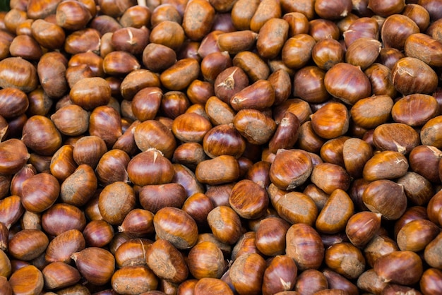 Haufen Kastanien für herbstlichen Lebensmittelhintergrund