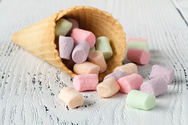 Haufen kleiner farbiger Marshmallows auf dem Tisch