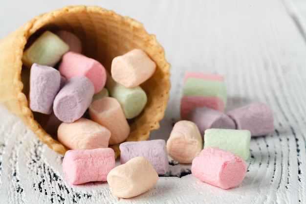 Haufen kleiner farbiger Marshmallows auf dem Tisch