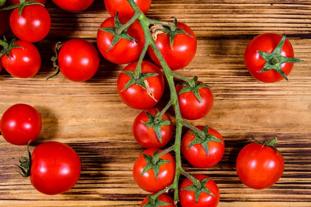 Haufen kleiner Kirschtomaten auf Draufsicht des rustikalen Holztischs