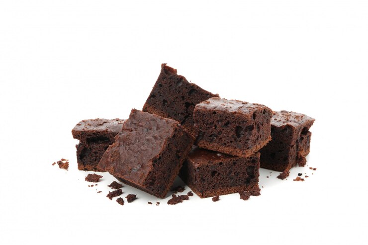 Foto haufen köstlicher schokoladenkuchenscheiben lokalisiert auf weißem hintergrund