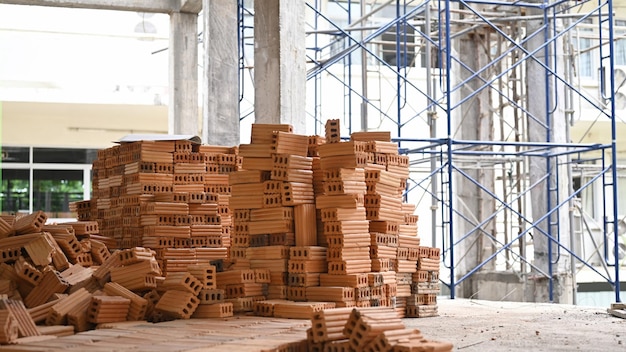 Haufen neuer Ziegel auf der Baustelle Konzept von Reparatur- und Baumaterialien