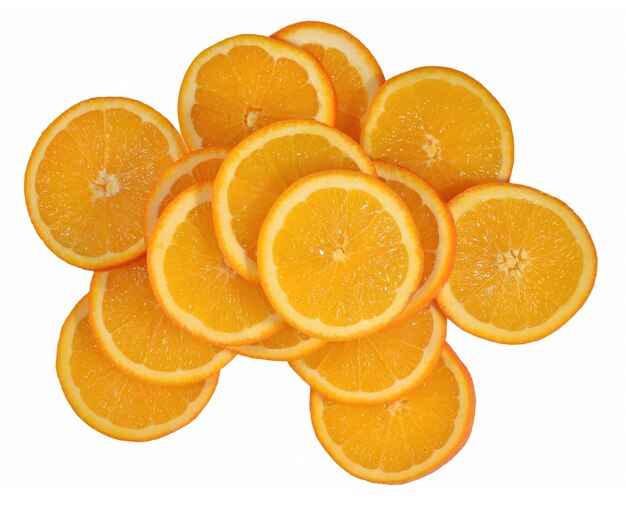 Haufen Orangenscheiben auf weißem Hintergrund