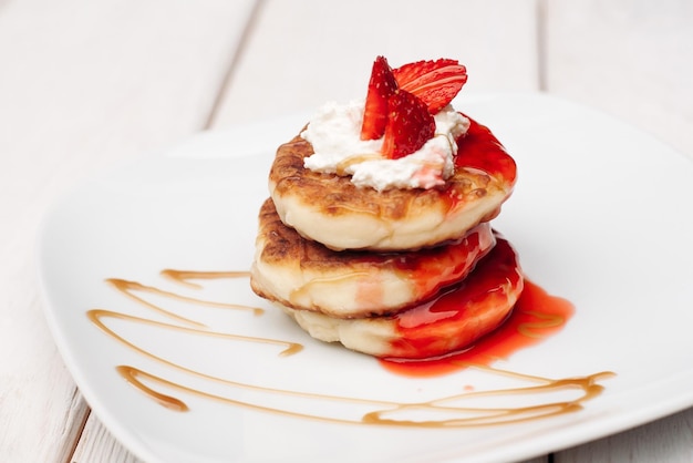 Haufen Pfannkuchen mit Sahne und Erdbeere