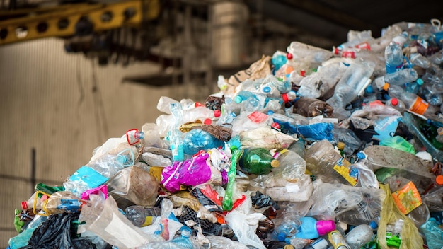 Haufen Plastikmüll in der Abfallsortieranlage