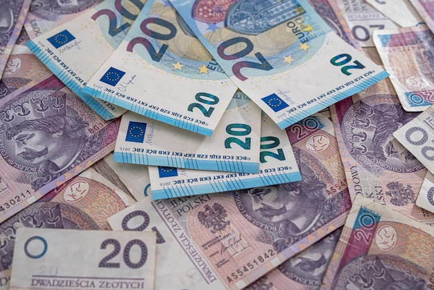 Haufen polnischer Banknoten Zlotys und Euro wechseln Geldkonzept
