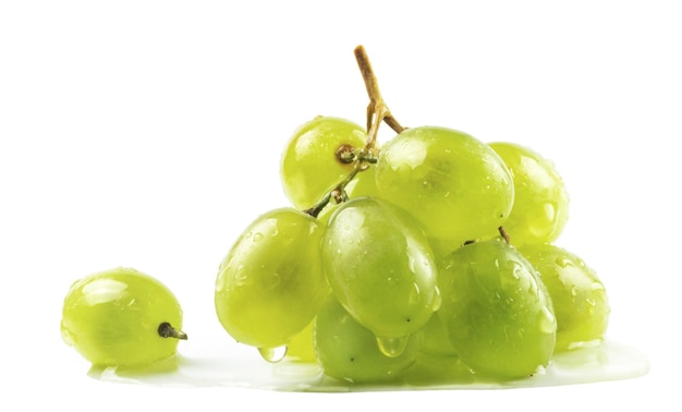 Haufen reifer grüner Trauben auf weißem Hintergrund in Wassertropfen.