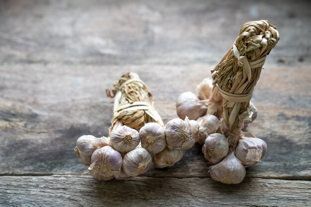 Haufen reifer Knoblauch auf Holztisch