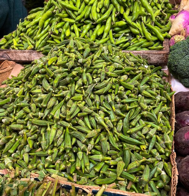 Haufen reifer Okra zum Verkauf auf dem lokalen Bauernmarkt