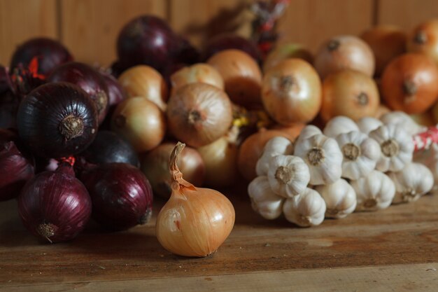 Haufen roter und weißer Zwiebeln mit Knoblauch