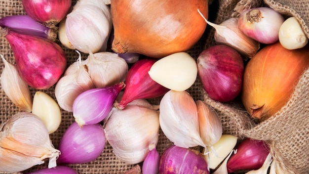 Haufen Schalotten, Knoblauch und Zwiebeln aus nächster Nähe