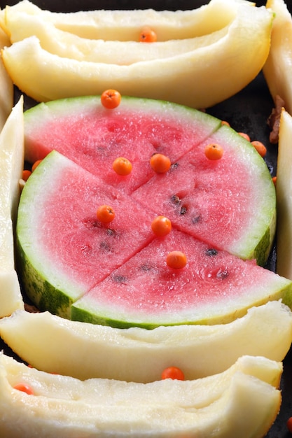 Haufen Scheiben Wassermelone und Melone als Hintergrund Frische Wassermelone und Melone Nahaufnahme Vegetarische gesunde Ernährung