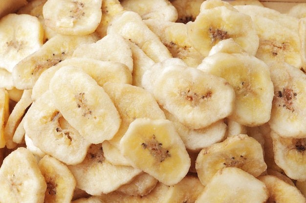 Haufen süßer Bananenscheiben auf weißem Hintergrund. Trockenfrüchte als gesunder Snack