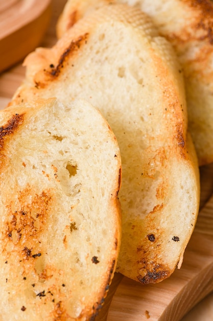 Haufen Toast zum Frühstück auf einem Holzbrett