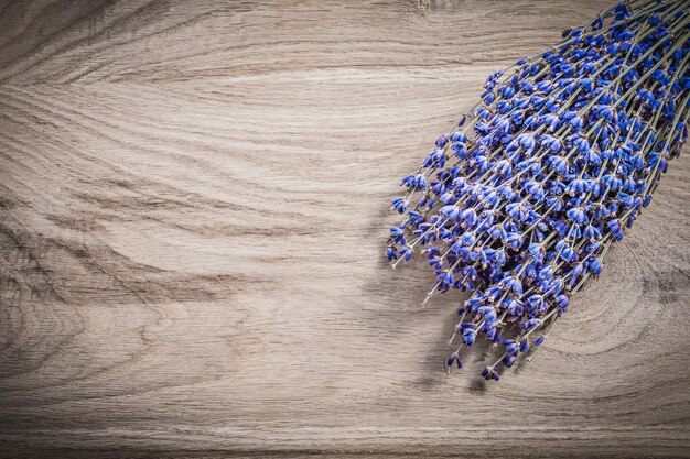 Haufen trockener Lavendel auf Holzbrett Gesundheitskonzept