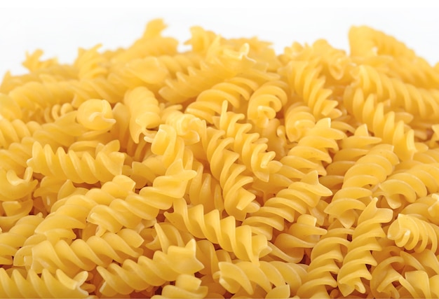 Haufen ungekochter italienischer Pasta Fusilli auf weißem Hintergrund