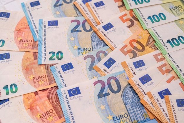 Haufen verschiedener Euro-Geld. Finanzen. Europäische Banknoten