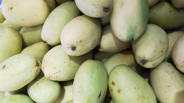 Haufen von Arumanis-Mangos oder Mangifera indica beliebte Mangos in Asien auf dem Markt