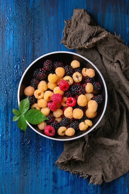 Haufen von bunten Himbeeren