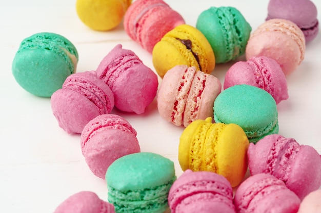 Haufen von bunten Macarons auf weißem Hintergrund