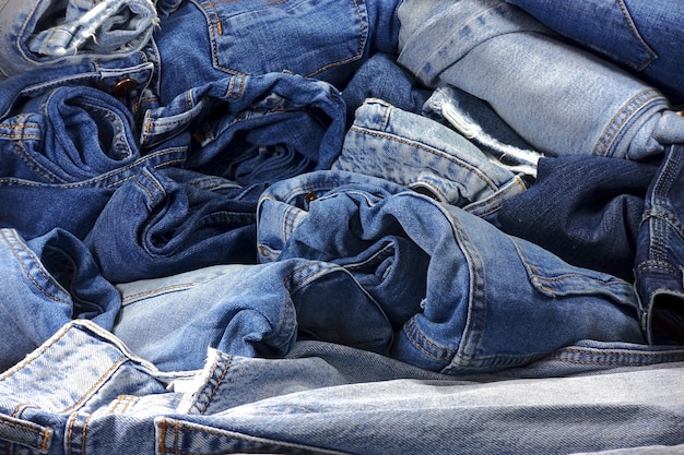 Haufen von Denim-Freizeitkleidung