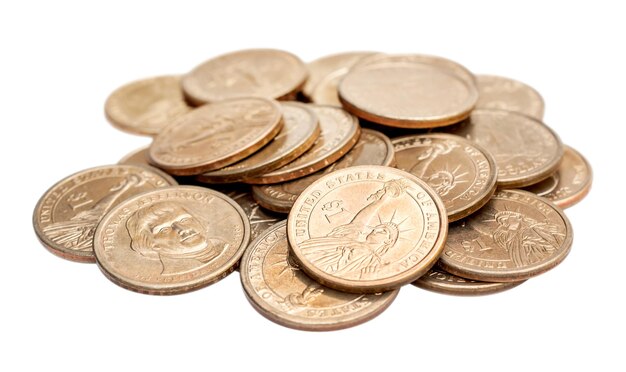 Haufen von Ein-Dollar-Münzen auf weißem Hintergrund