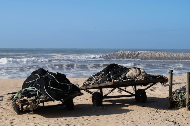 Haufen von Fischernetzen am Rande des Strandes in Espinho Portugal