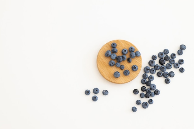 Haufen von frischen Beeren der Blaubeeren lokalisiert auf Draufsicht des weißen Hintergrundes