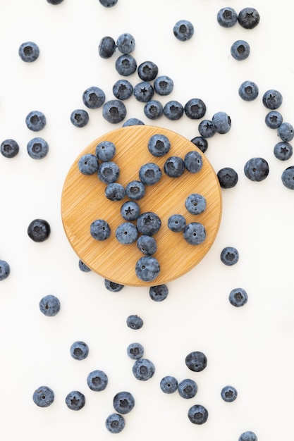 Haufen von frischen Beeren der Blaubeeren lokalisiert auf Draufsicht des weißen Hintergrundes