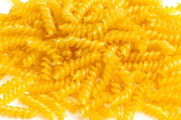 Haufen von Fusilli-Nudeln hautnah auf Holzhintergrund