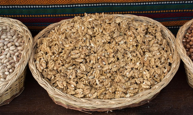 Haufen von ganzen Shellde Walnüssen im Blick