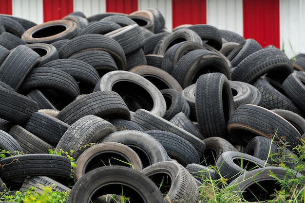 Foto haufen von gebrauchten reifen, alten reifenabfällen zum recycling oder zur deponie, schwarzer reifen von autos