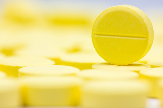Haufen von gelben runden Medizintablettenantibiotikumpillen