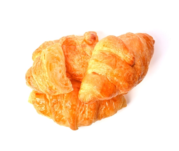 Foto haufen von goldenbraunen buttercroissants, die auf dem weißen hintergrund isoliert sind