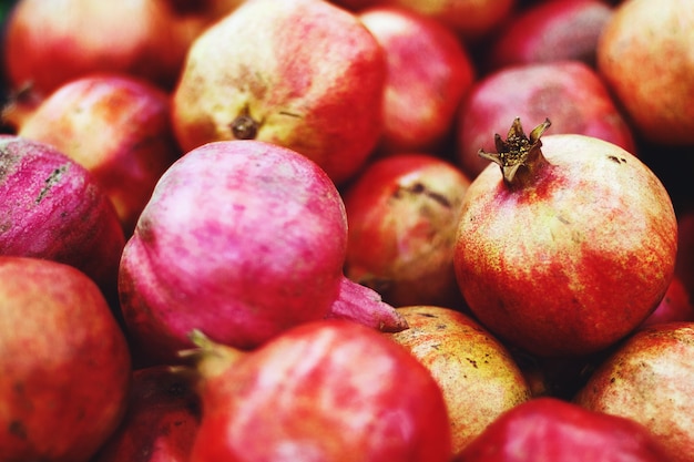 Haufen von Granatäpfeln auf dem Obstmarkt verkauft, Lebensmittelhintergrund