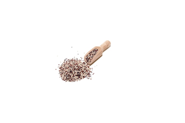 Haufen von roher Quinoa-Mischung in einem Holzlöffel isoliert auf weißem Hintergrund