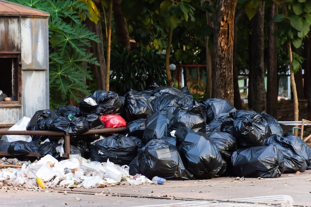 Haufen von schwarzen Plastikmüllsäcken.