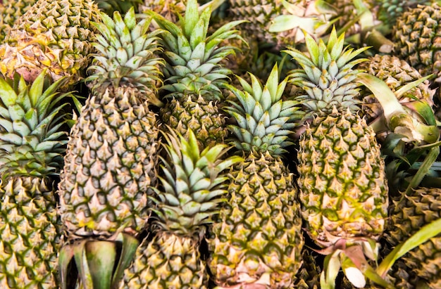 Haufen von tropischen Früchten Ananas am Markt. Kann als Lebensmittelhintergrund verwendet werden