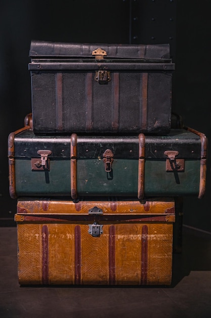 Haufen von Vintage-Warnung Reisetaschen oder Kofferraumen auf dem Boden