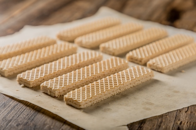 Haufen Wafer auf einem alten Holztisch