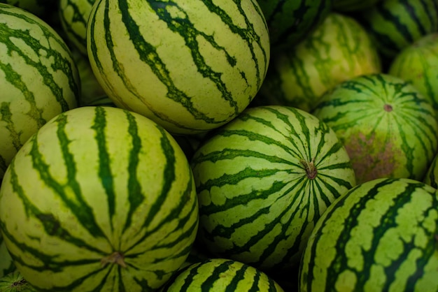 Foto haufen wassermelonen auf einem offenen markt