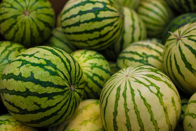 Foto haufen wassermelonen auf einem offenen markt