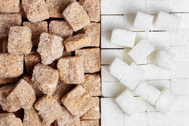 Haufen weiße und braune Zuckerrohr unraffinierte Zuckerwürfel, Draufsicht
