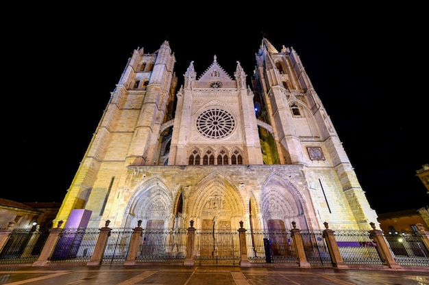 Haupt gotische Fassade der Kathedrale von Leon am Abend in Spanien
