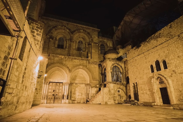 Haupteingang der Grabeskirche und der Hof vor dem Tempel in der Nacht. Jerusalem, Israel.